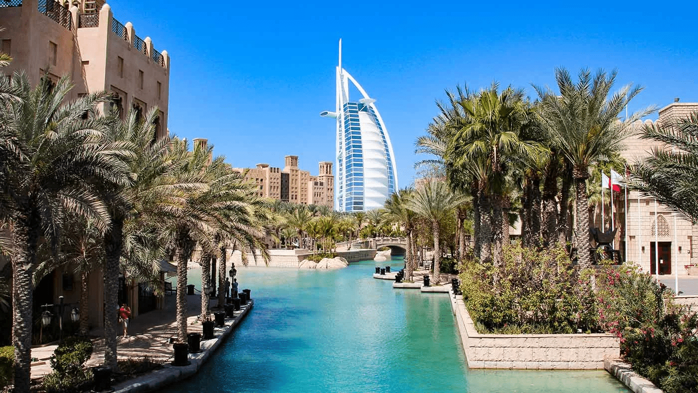"برج العرب" هو فندق 7 نجوم في الجميرا في دبي بالإمارات العربية المتحدة.